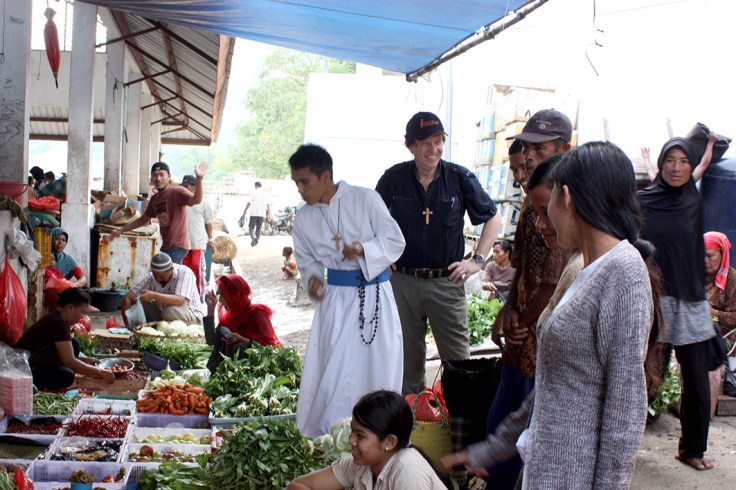 4_50%_At the markets, Labuan Bajo (26 March 2011)_adjusted_034