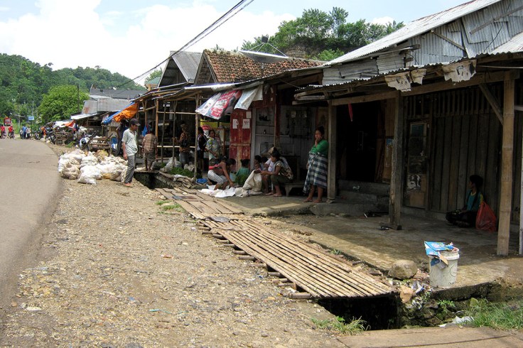 8_Markets with drains, bathing spot for the market residents (29 March 2011)_adjusted_March (30)