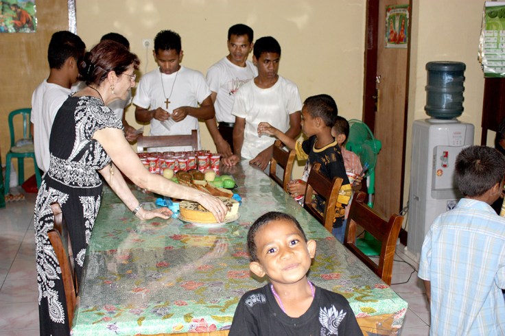 8_Feeding after the English lession (30 October 2011)_adjusted_126