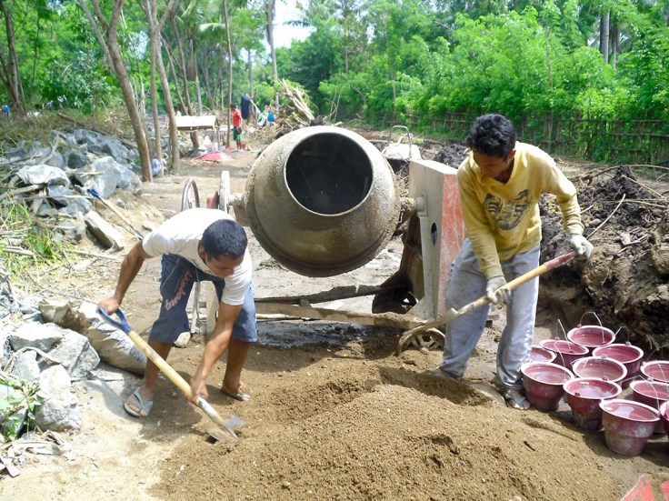 50%_MIXING SAND AND CEMENT