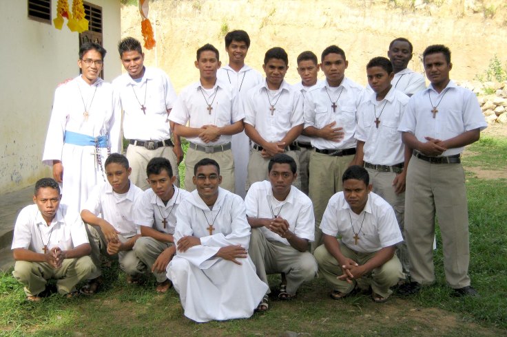 Aspirants 2012 group - three professed brothers at back with Br Simon Soreng at front centre (18 December 2012)
