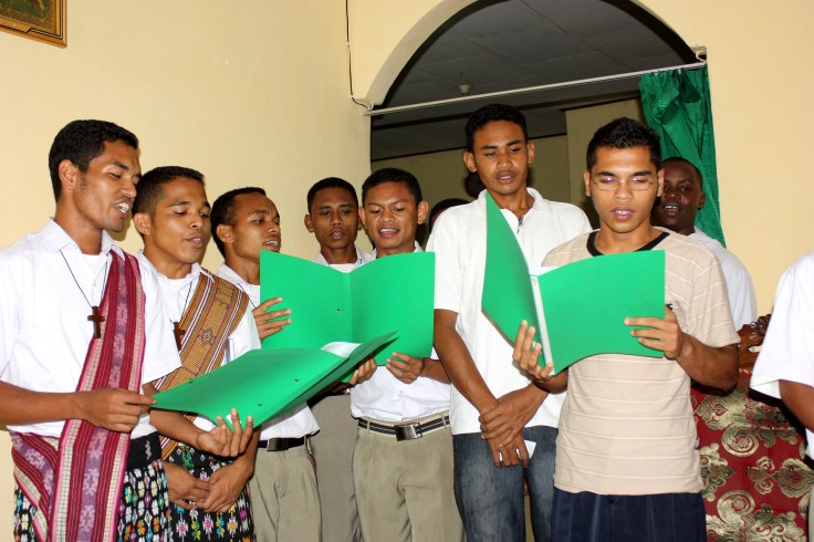 Candidates of 2010 welcoming visitors (26 October 2010)