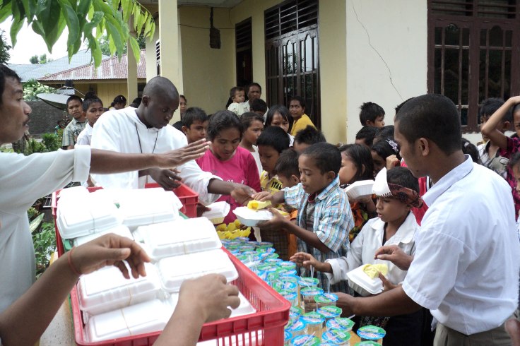 Feeding program for Christmas 2010 (20 December 2010)