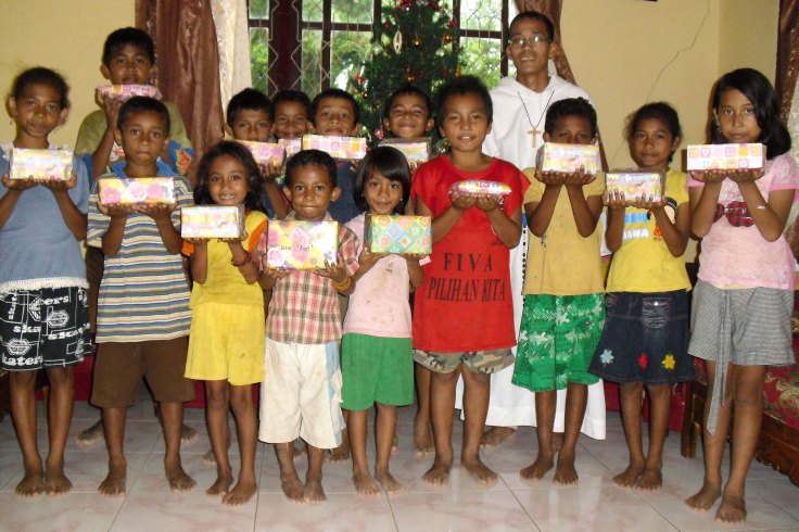 First Christmas gifts for the children of Labuan Bajo 2010 (21 December 2010)