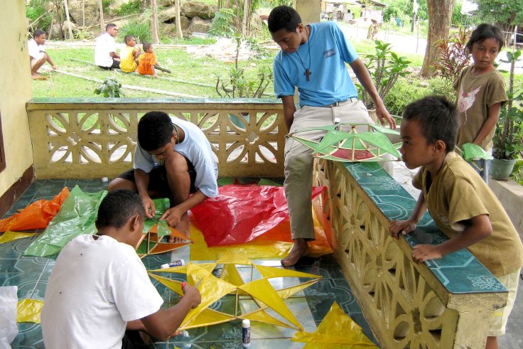 Making Christmas stars (14 December 2012)