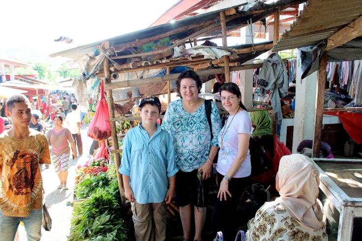 A pause in the market shopping - Alexander, Janine and Tina (12 December 2012)