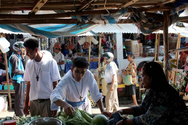 Br Nerlito selecting the 'best' produce (12 December 2012)_IMG_1850
