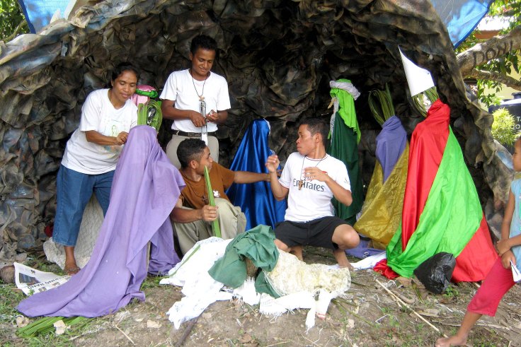 Building the Nativity scene (16 December 2012)