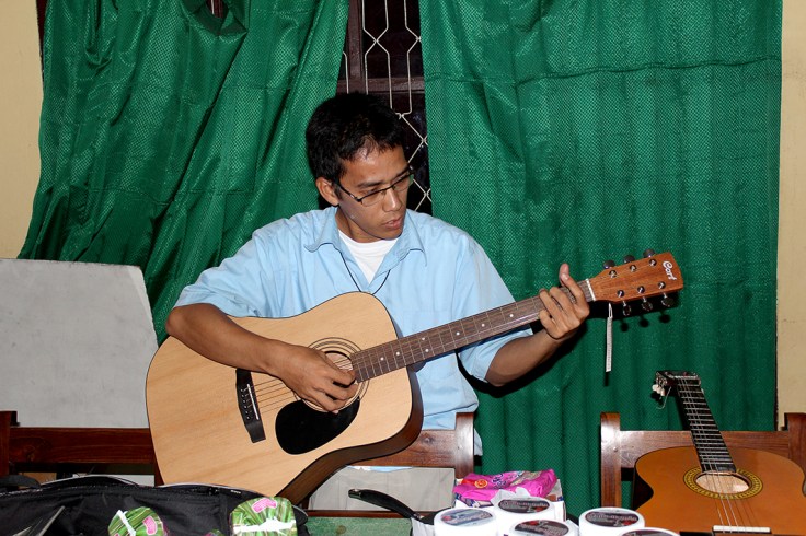 Delivery of a new guitar (19 March 2012)_adjusted_IMG_0583