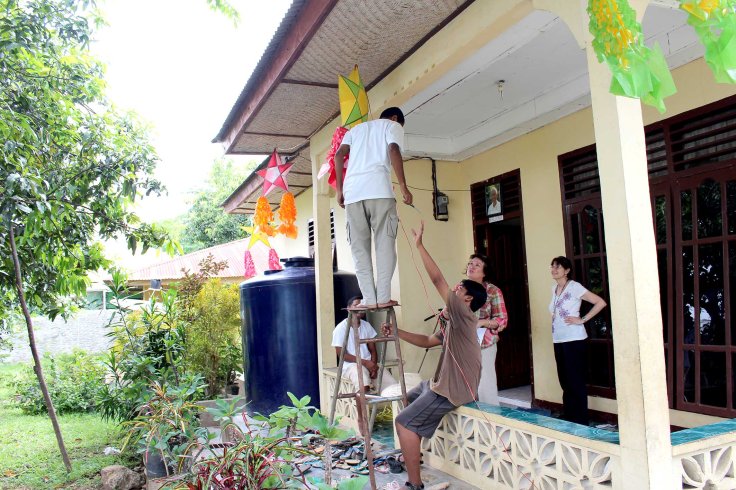 Hanging Christmas stars (16 December 2012)