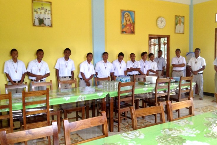 Meeting all the community; aspirants and brothers gather with our family to pray before our meal together