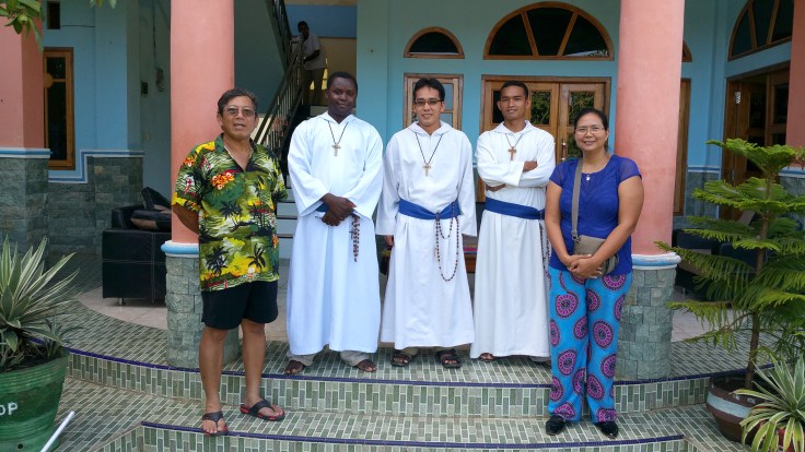 Brothers Emmanuel, Nerlito and Marc with the Indonesian visitors Heru and Michele