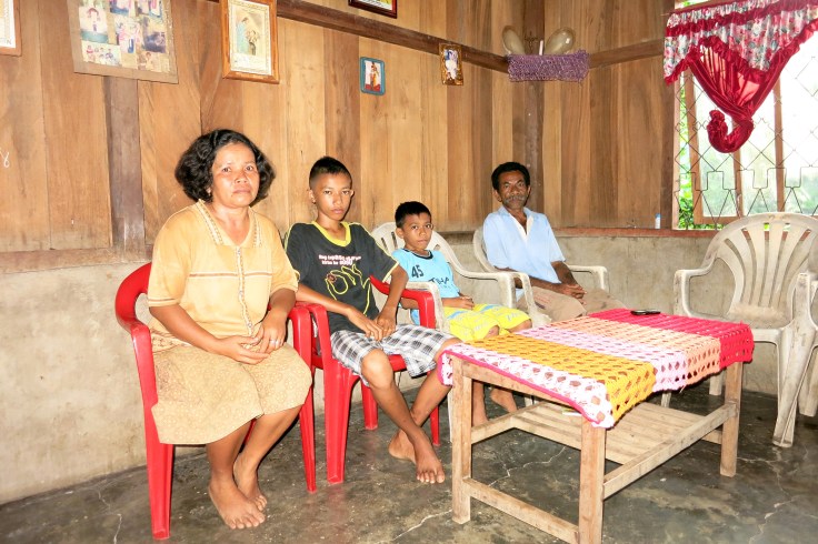 Elfridus and Viktorius Lodan with their parents, Mum Sisilia Geni and Dad Matheus Lodan (2015)