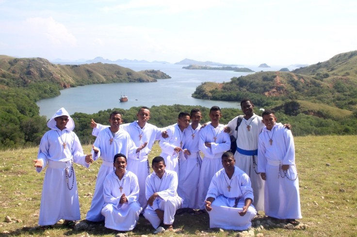 Br Prisca with new postulants_adjusted