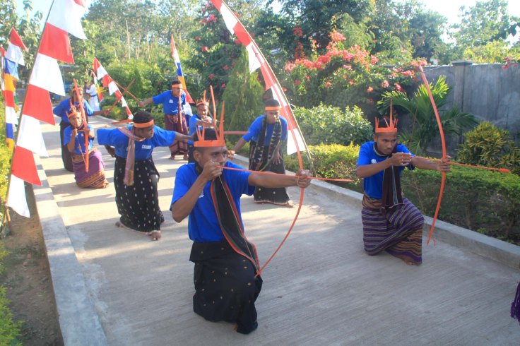2-visitors-manoeuvring-through-the-bows-and-arrows