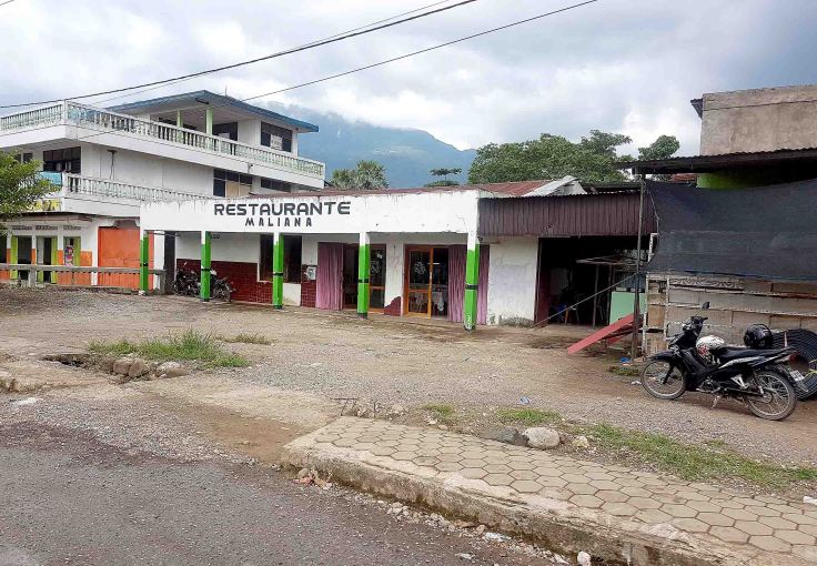 22-the-local-restaurant-selling-chicken-rice-and-noodles