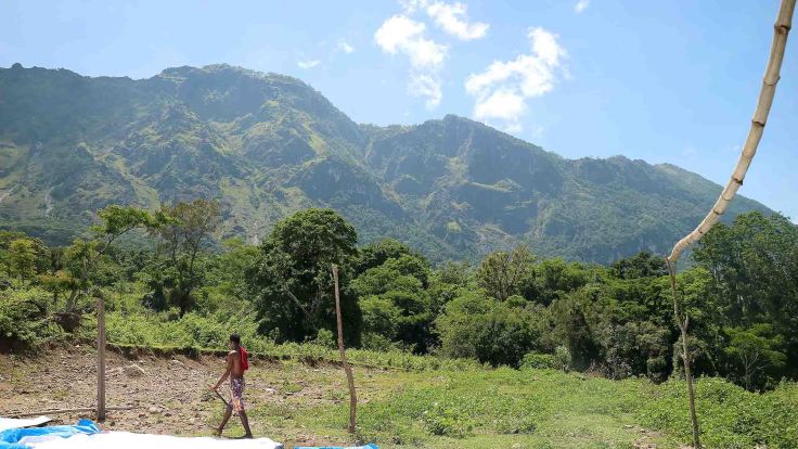 building-the-shelter-for-the-saburai-community-christmas-party