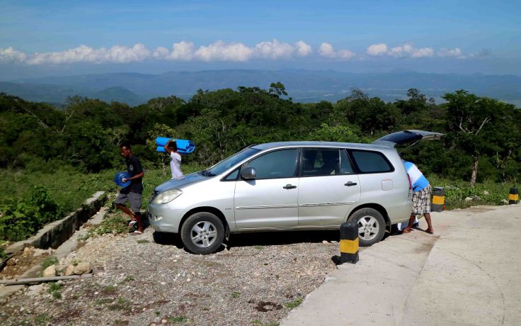 locals-helping-with-the-tarpaulins-and-supplies