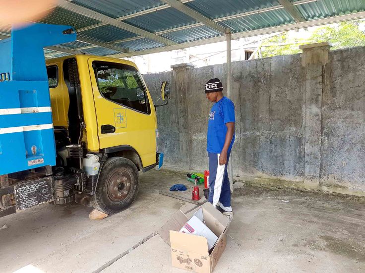 13-br-geoffrey-ponders-on-where-to-start-the-truck-service