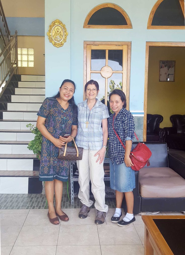 14-a-visit-to-the-monastery-by-the-wife-of-the-mayor-of-labuan-bajo-on-left-and-her-assistant-on-right