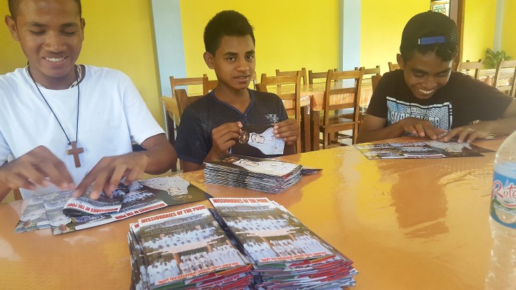 16-aspirants-assisting-with-the-folding