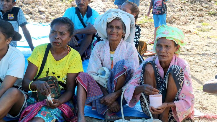 20-some-ladies-chewing-betel-nut