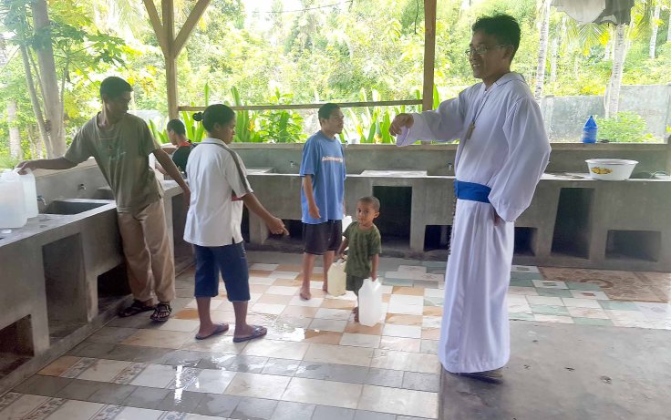 21-water-is-out-at-the-apostolate-and-everyone-is-helping-to-carry-water