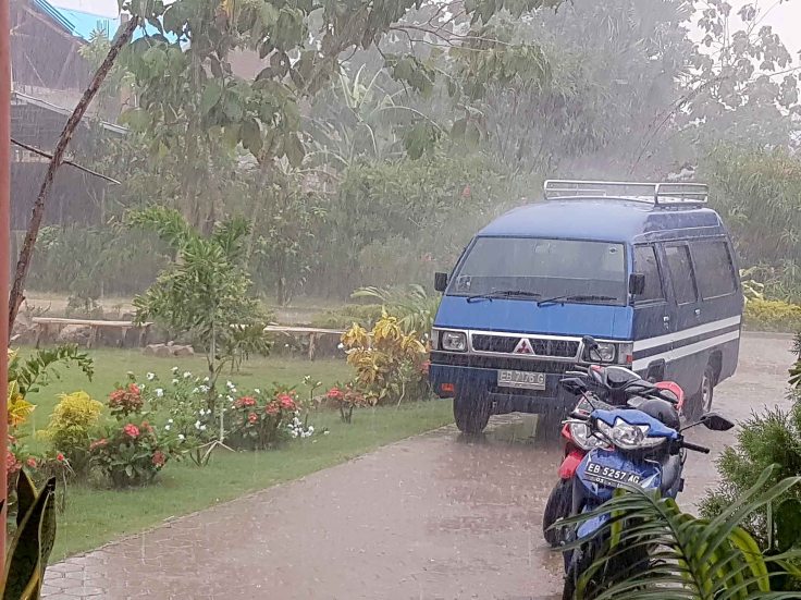 26-an-early-monsoon-rain-falls-in-november-2016