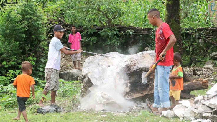 IMG_0815 Breaking rocks for building houses