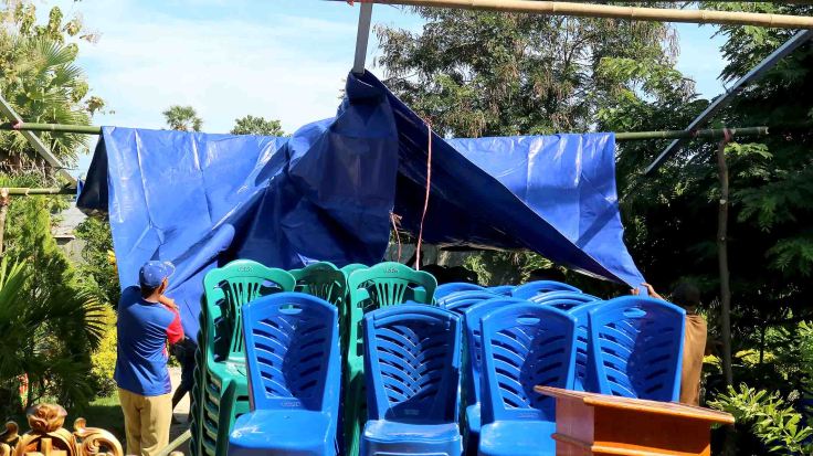 7. Covering with the tarpaulin starts