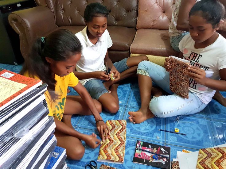 11 Wrapping school supplies