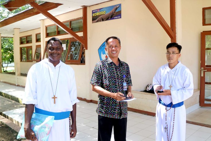 20. Brothers Jeoffrey and Nerlito with the principal of SMK Komodo Technical High School