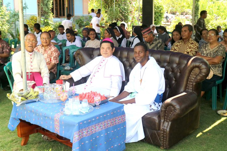8_Bishop Emeritus, Bishop and Br Prisca at the opening event